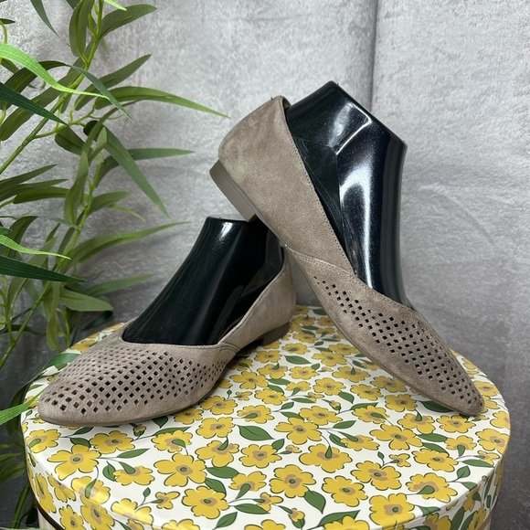 Vionic Women’s Suede Laser Cut Pointed Toe Flats Taupe Sz 7 - Picture 1 of 12